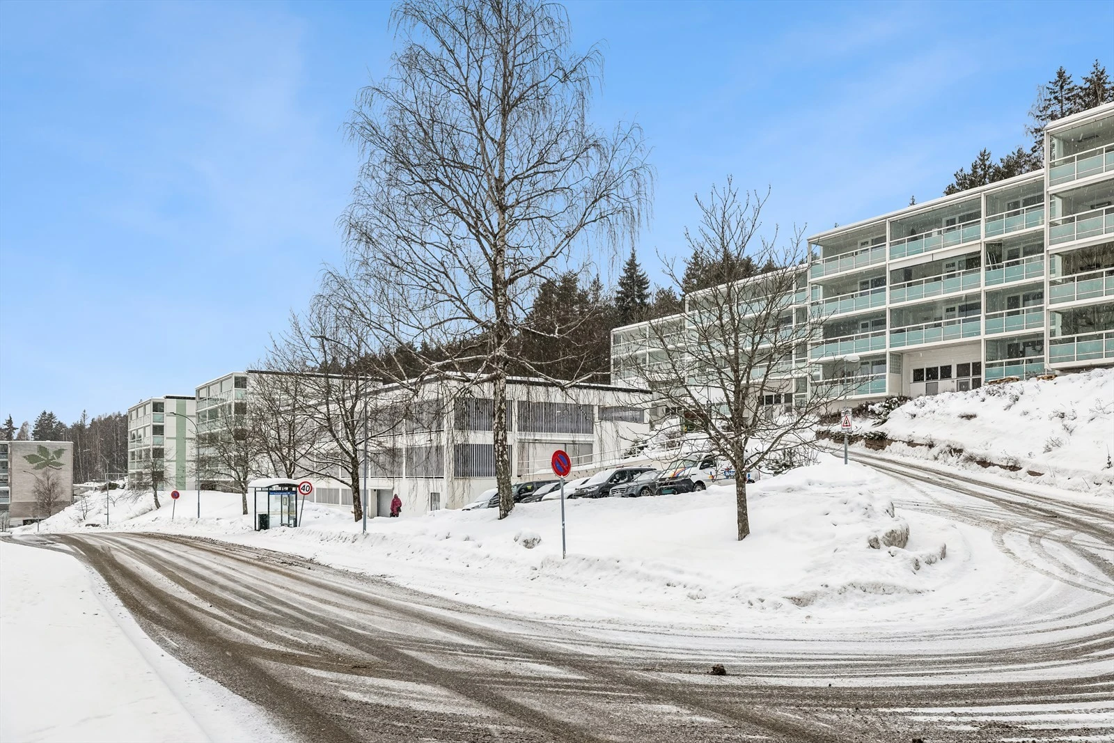 Fasade (bussholdeplass ca. 2 min fra boligen)
