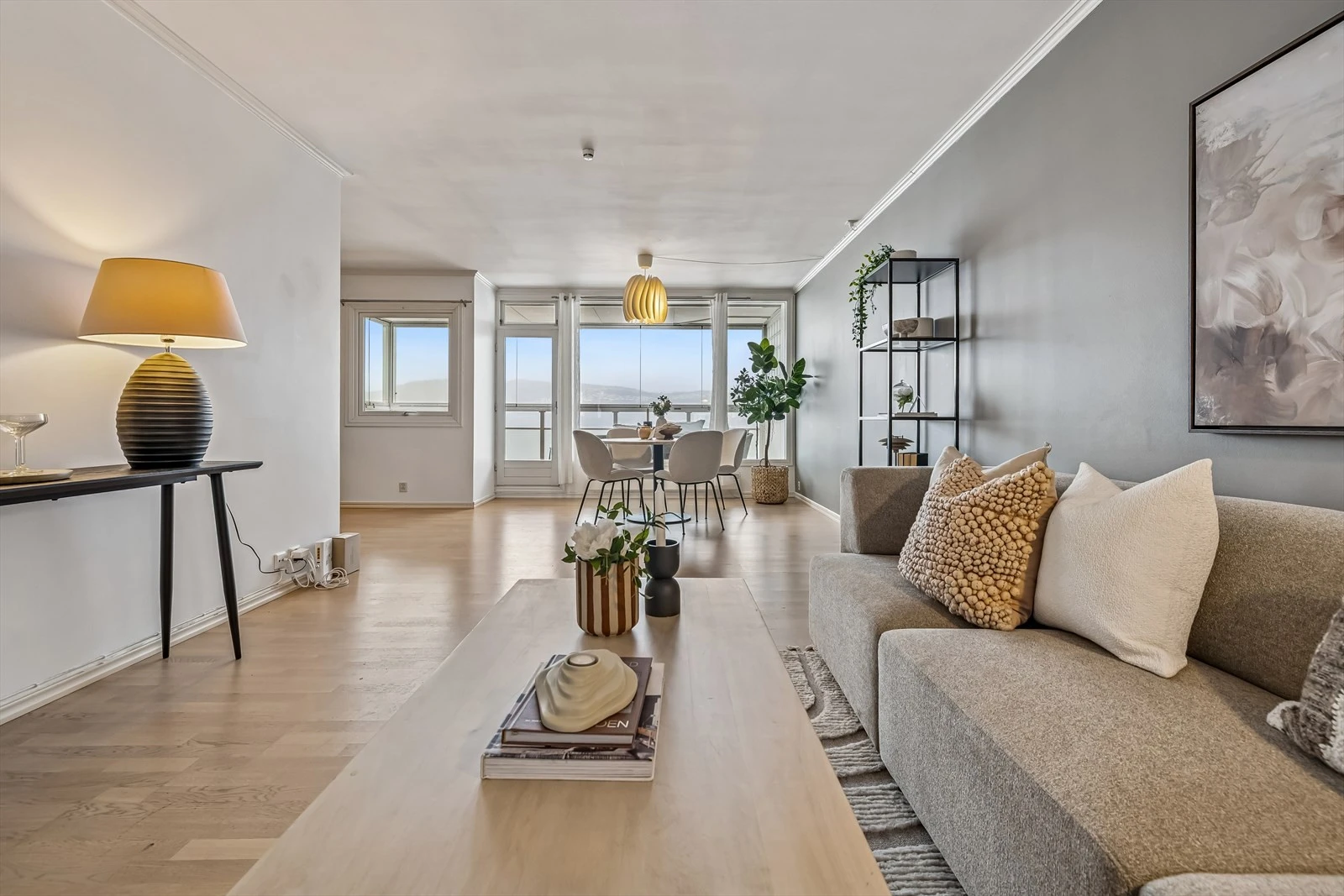 Lys og romslig stue med store vindusflater og utgang til balkong. Moderne og stilrent design som innbyr til trivsel.