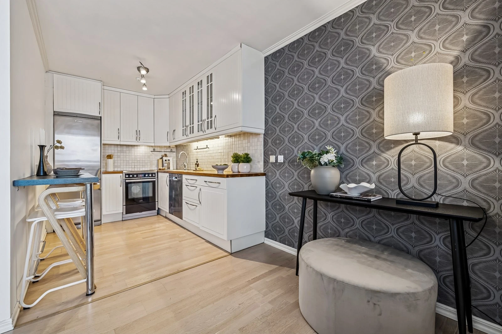 Kjøkken med profilerte fronter. Moderne og praktisk!