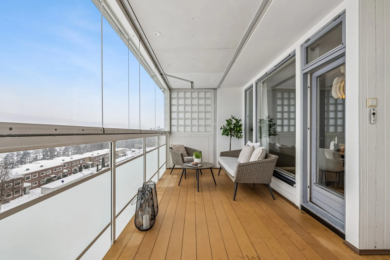 Lys og innbydende innglasset balkong med flott utsikt over Drammen/ Eikerbygdene