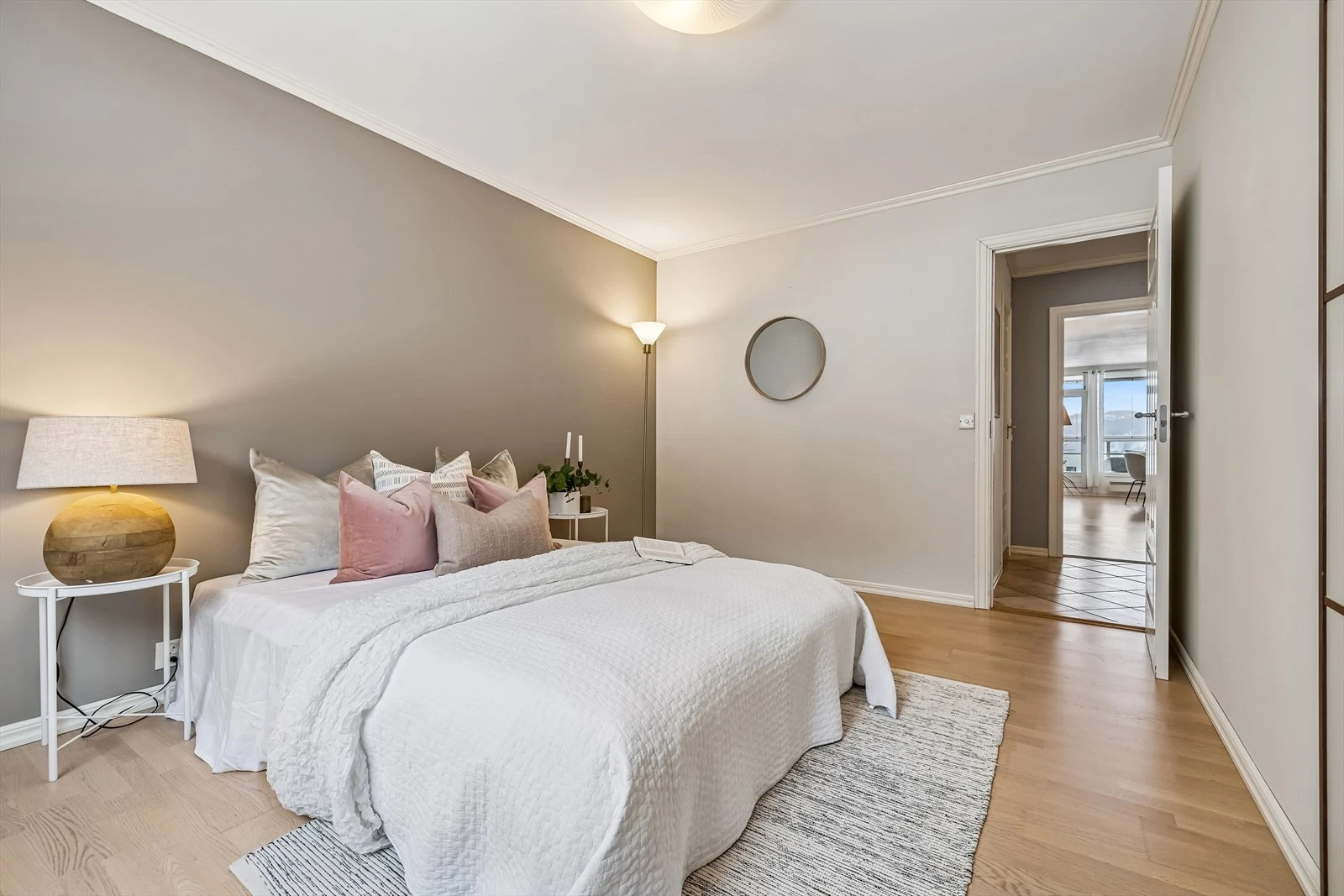 Lys og romslig bolig med moderne finish og innbydende atmosfære. Perfekt for deg som søker komfort og stil.