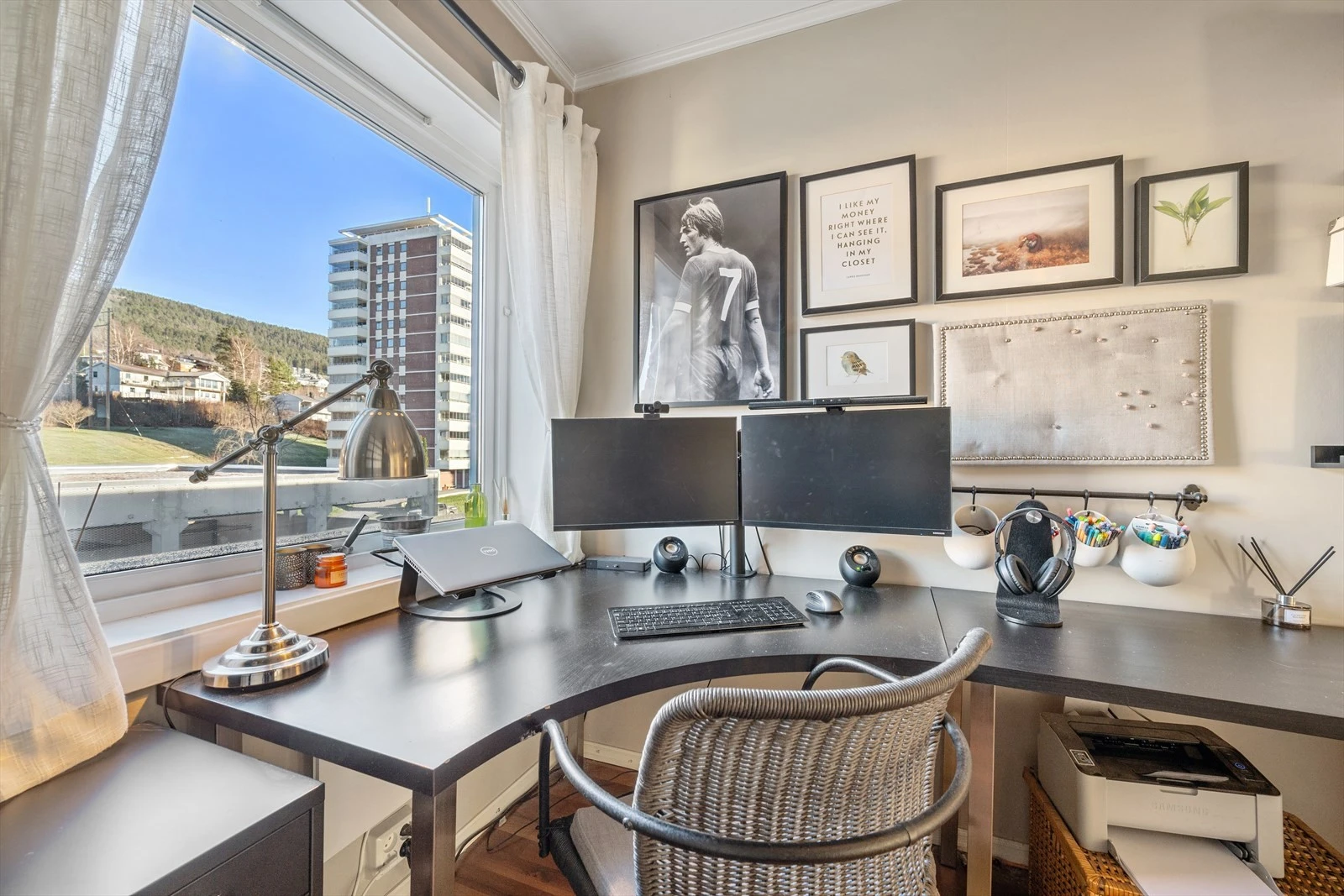 Rommet passer utmerket godt som hjemmekontor