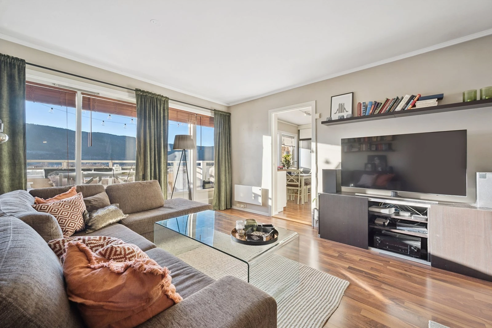 Stor og luftig stue med store vindusflater