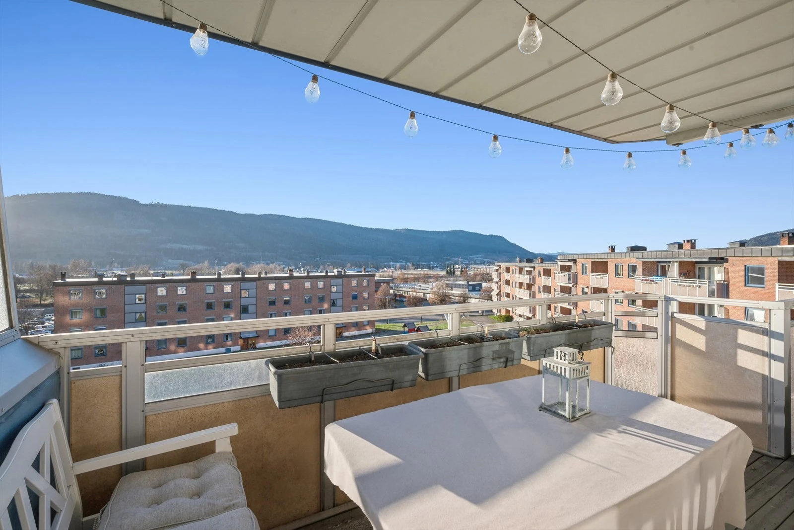 Balkongen måler ca. 13 kvm