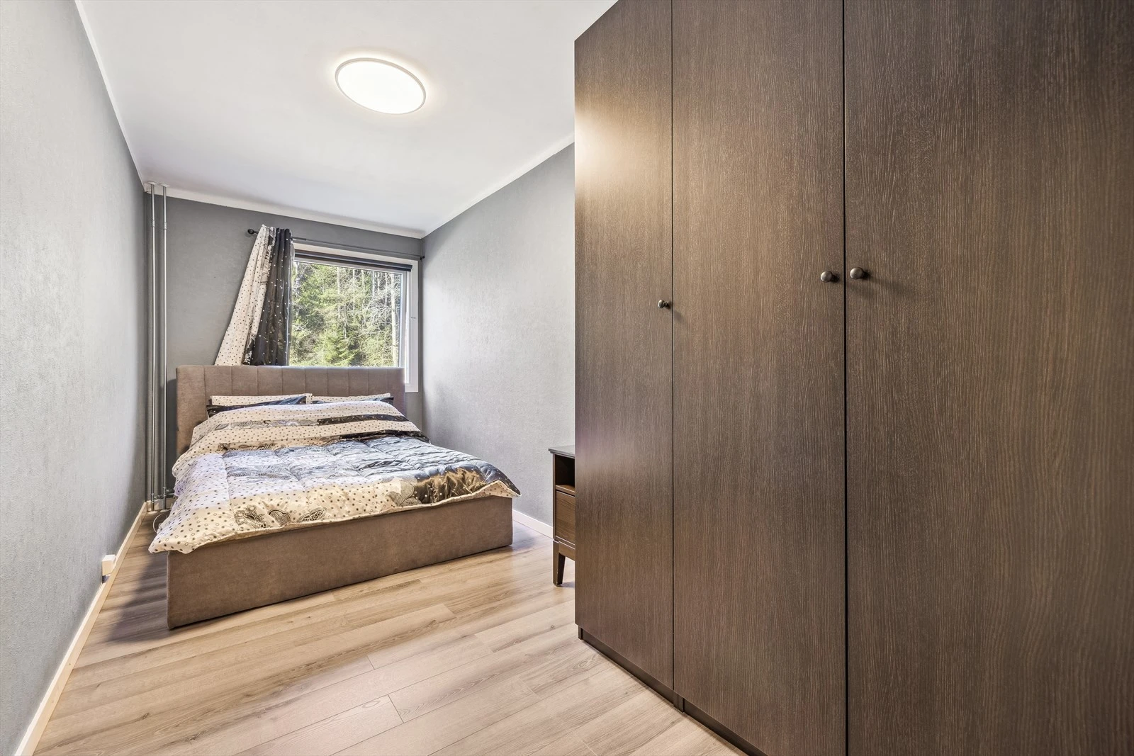 Soverom med garderobeskap