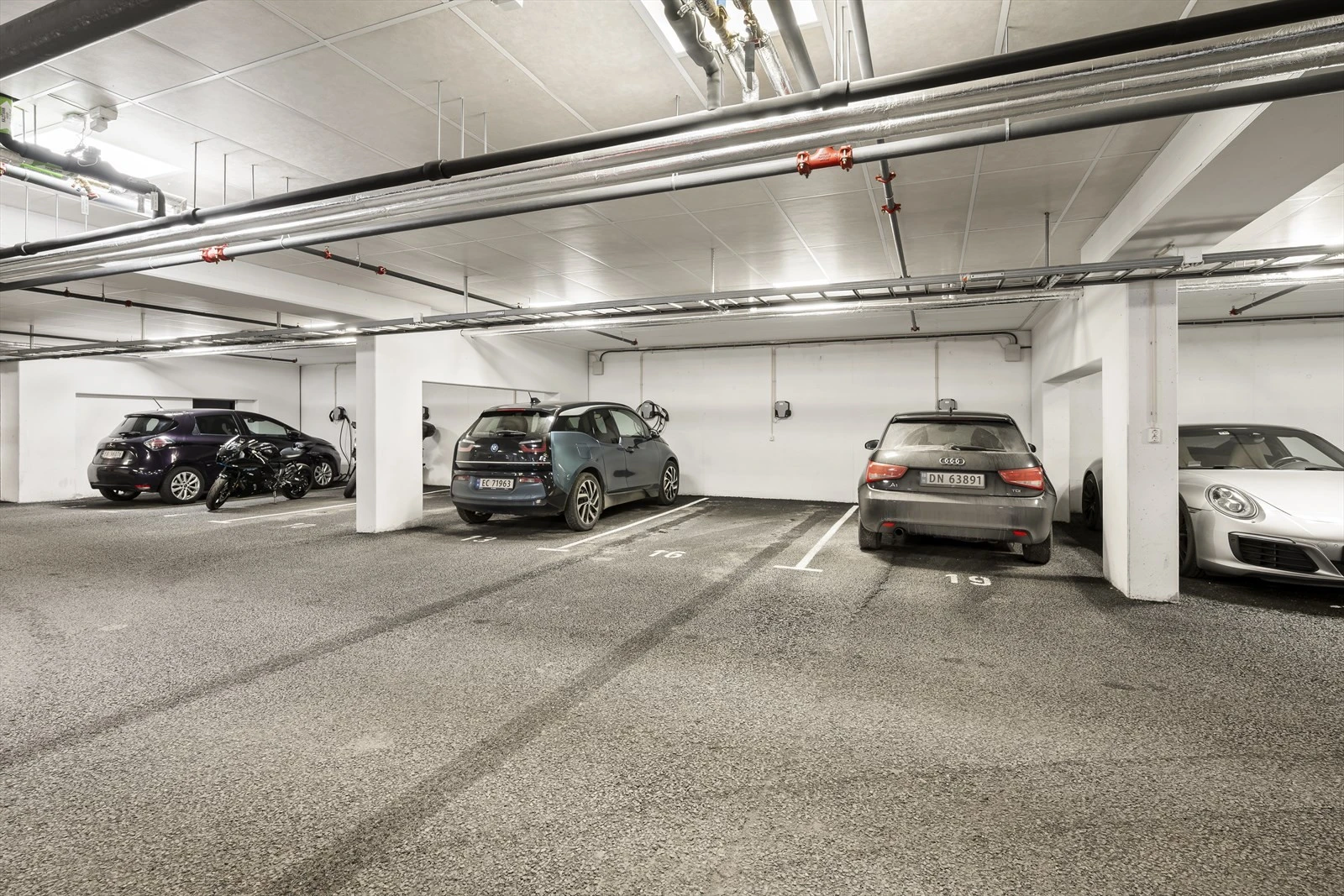 Egen garasjeplass med elbillader.