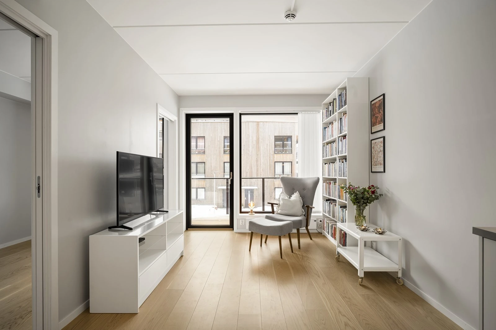 I stuen er det plass til både sofa og tv-benk.