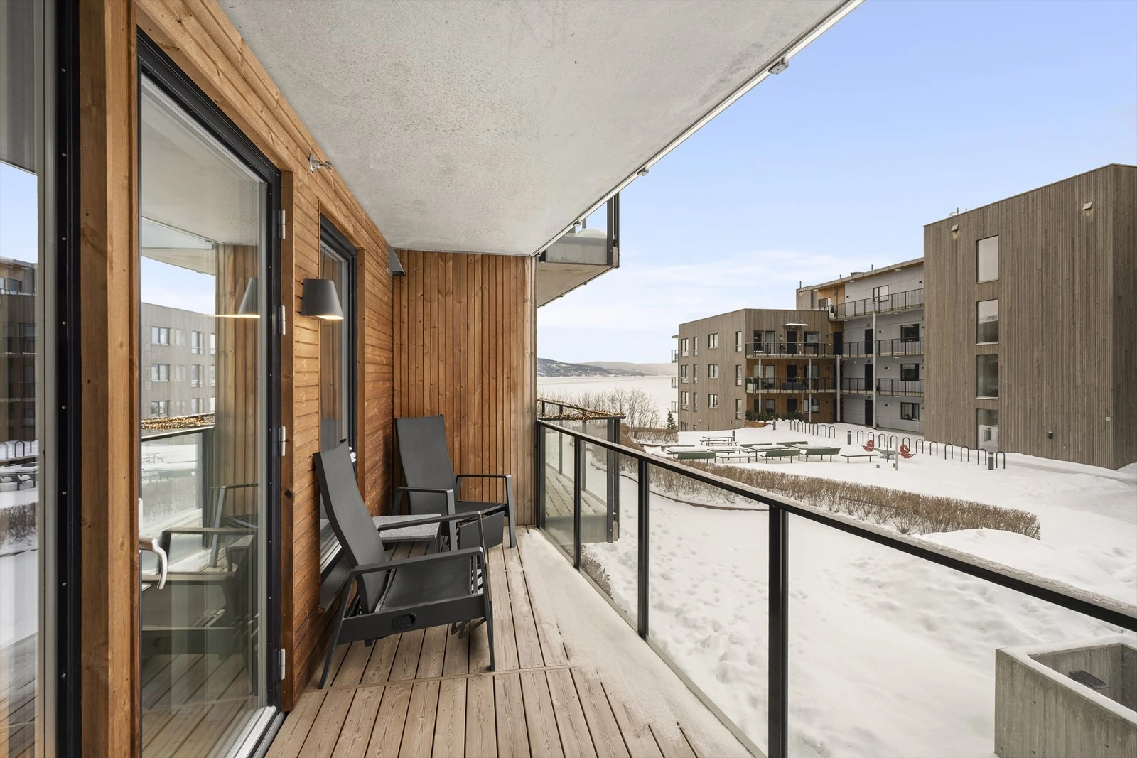 Direkte utgang til balkongen fra stue hvor du kan nyte et lite glimt av Drammensfjorden.