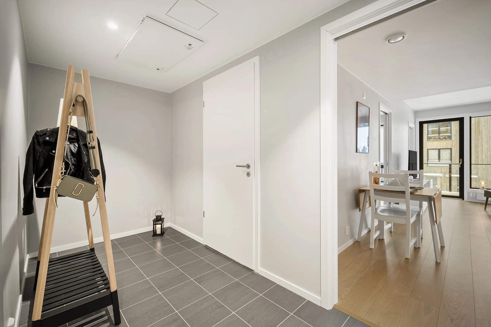 Romslig og lys entrè.