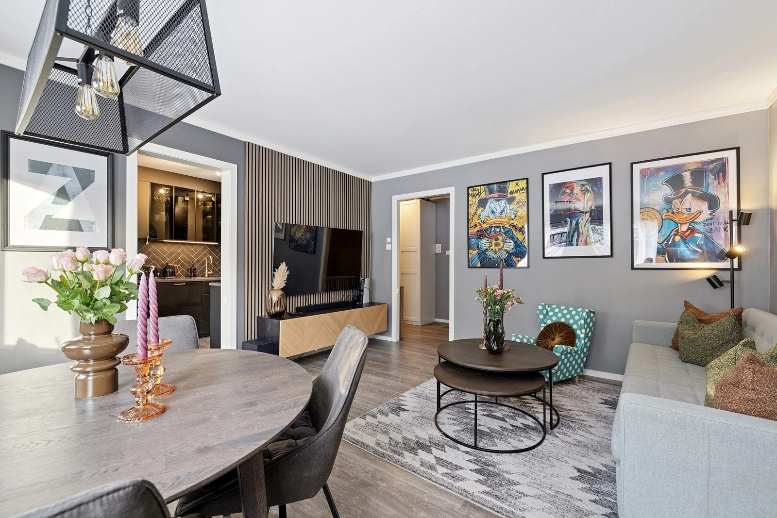 Stue med lekker spilevegg bak TV