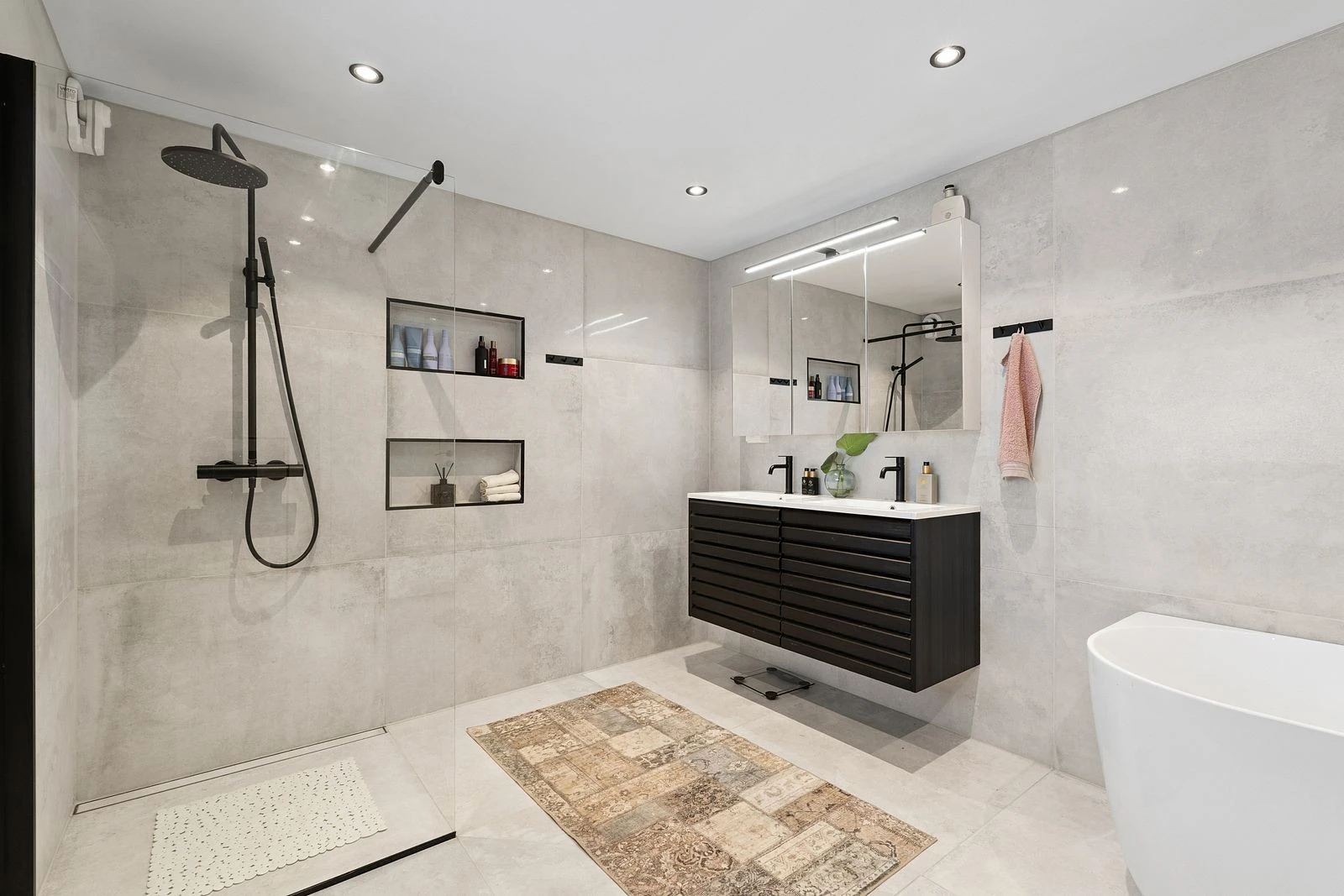 Alle baderommene i boligen ble oppført / renovert i 2025 og er av høy standard.