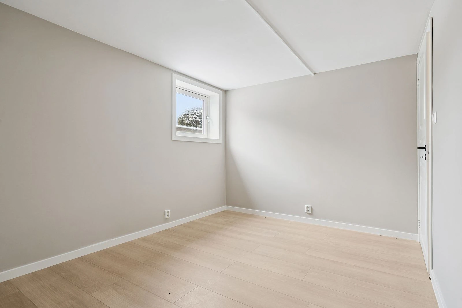 Hybel - Pent og romslig soverom i kjelleren.