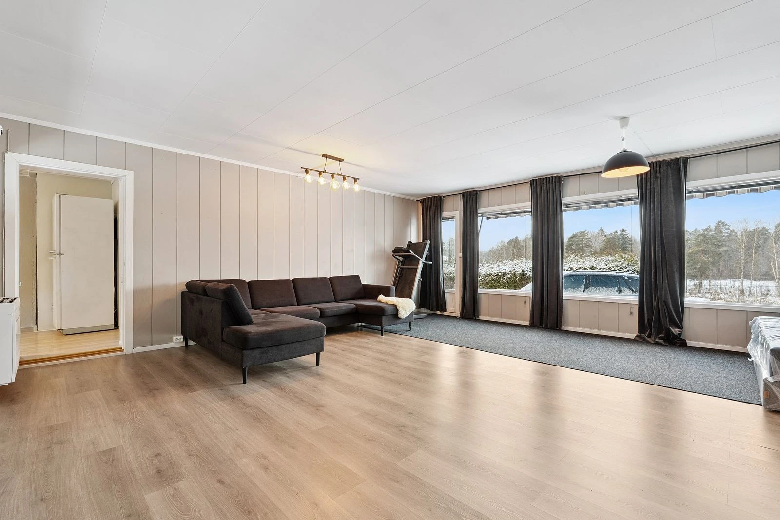 Stuen er av god størrelse og gir flere ulike møbleringsmuligheter!