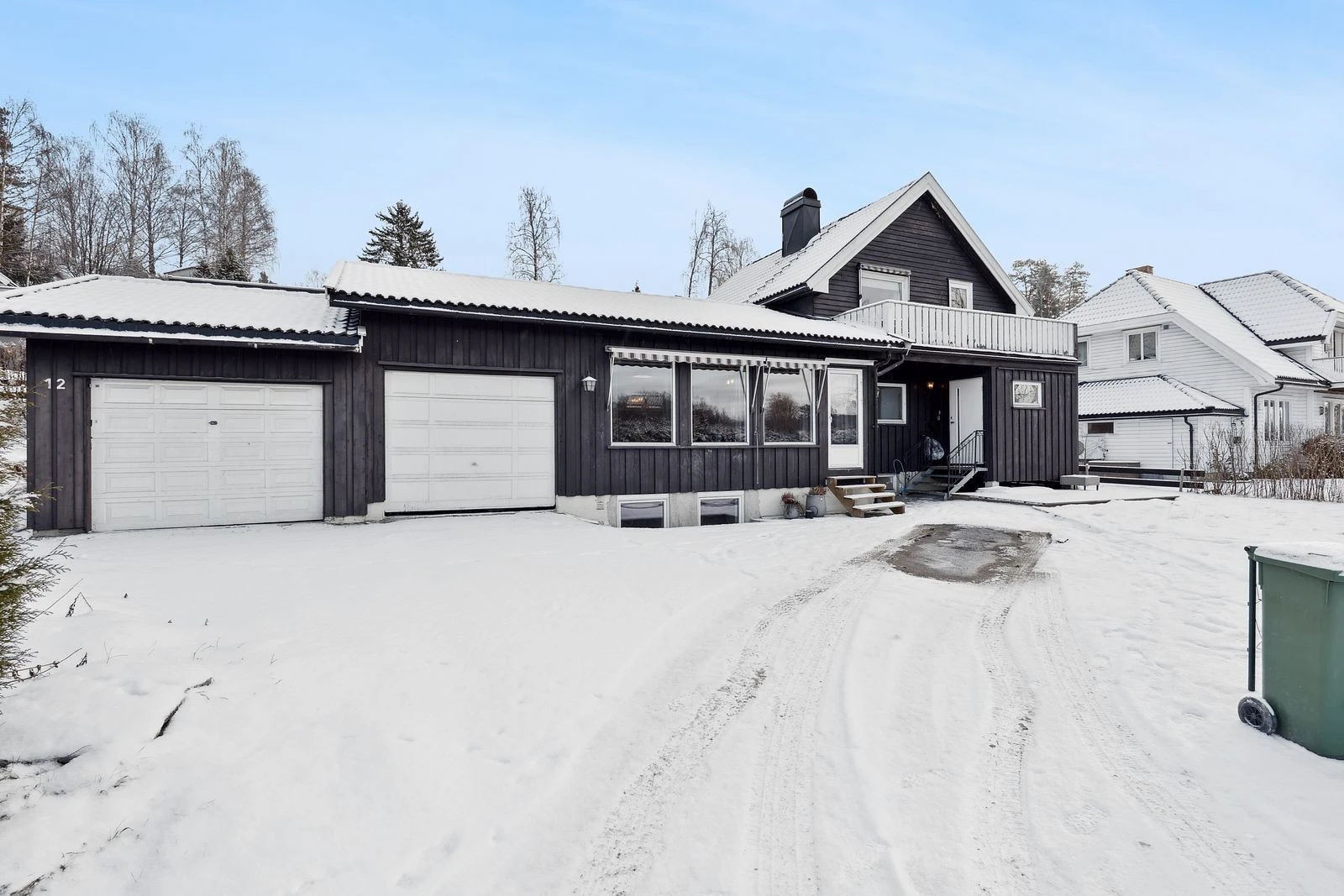 Tomas Urbanik ønsker velkommen til Støalandet 12! -Gode parkeringsmuligheter på tomten i tillegg til 2 garasjeplasser!