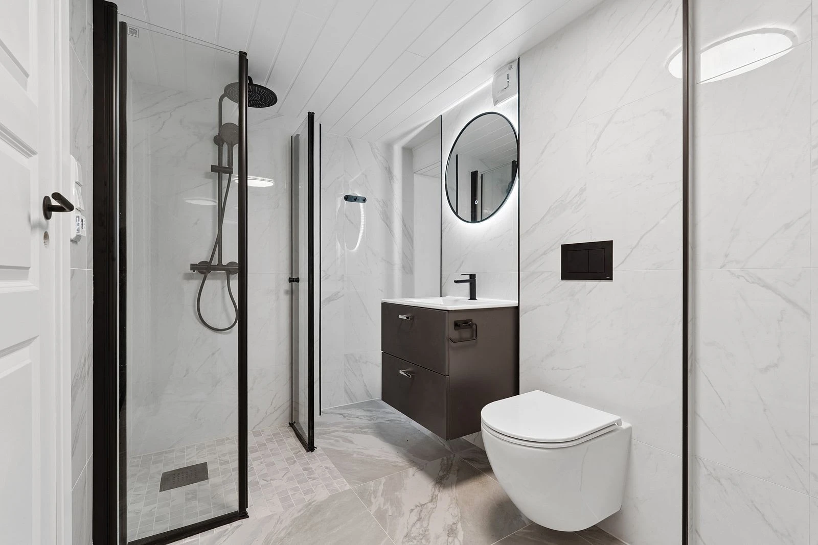 Hybel - Baderommet tilknyttet kjelleren ble oppført i 2025 og holder svært god standard.