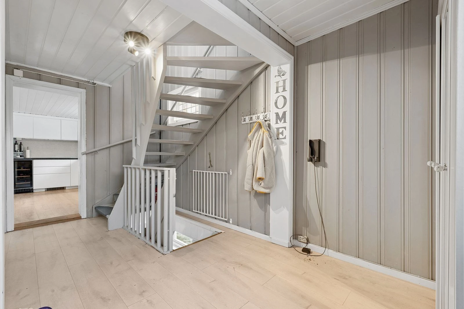 Boligen holder lyse trivelige farger.