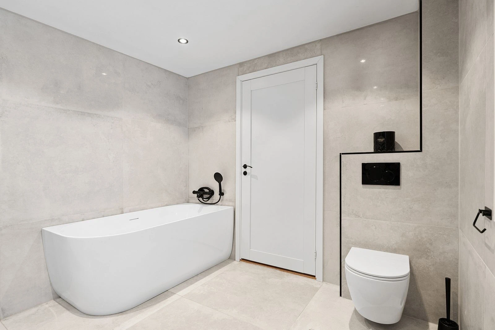 Baderommet i boligens første etasje er delikat oppusset i 2025.