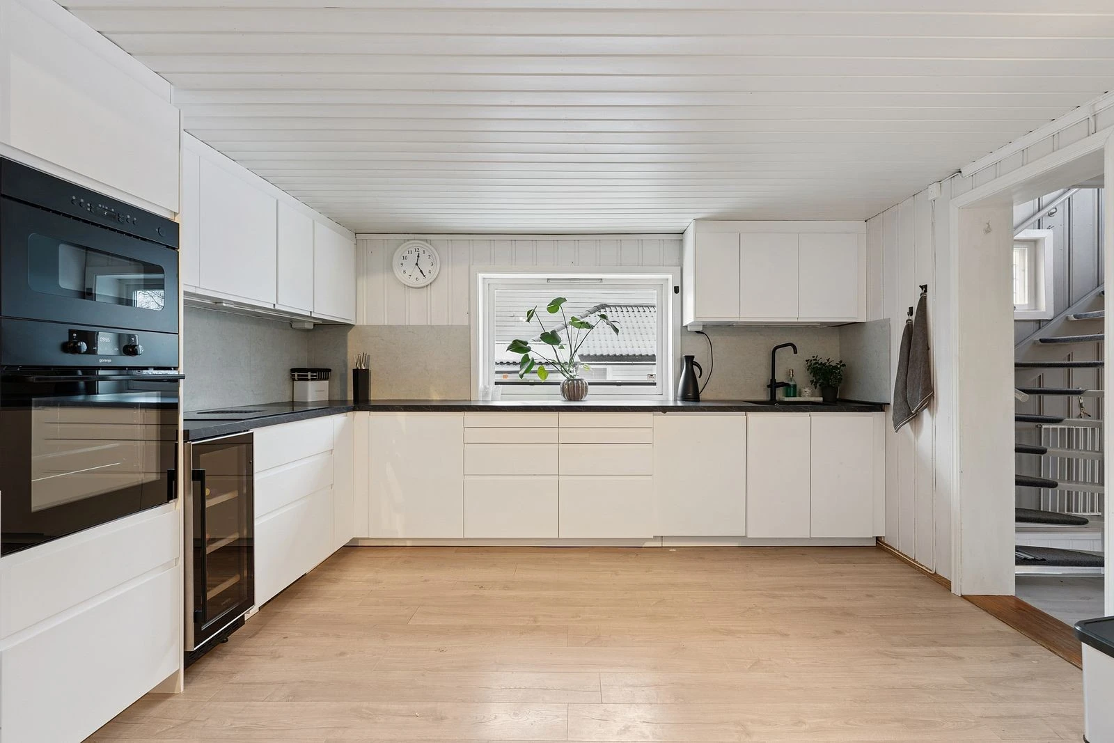 Praktisk og stilrent kjøkken med gode oppbevaringsmuligheter.