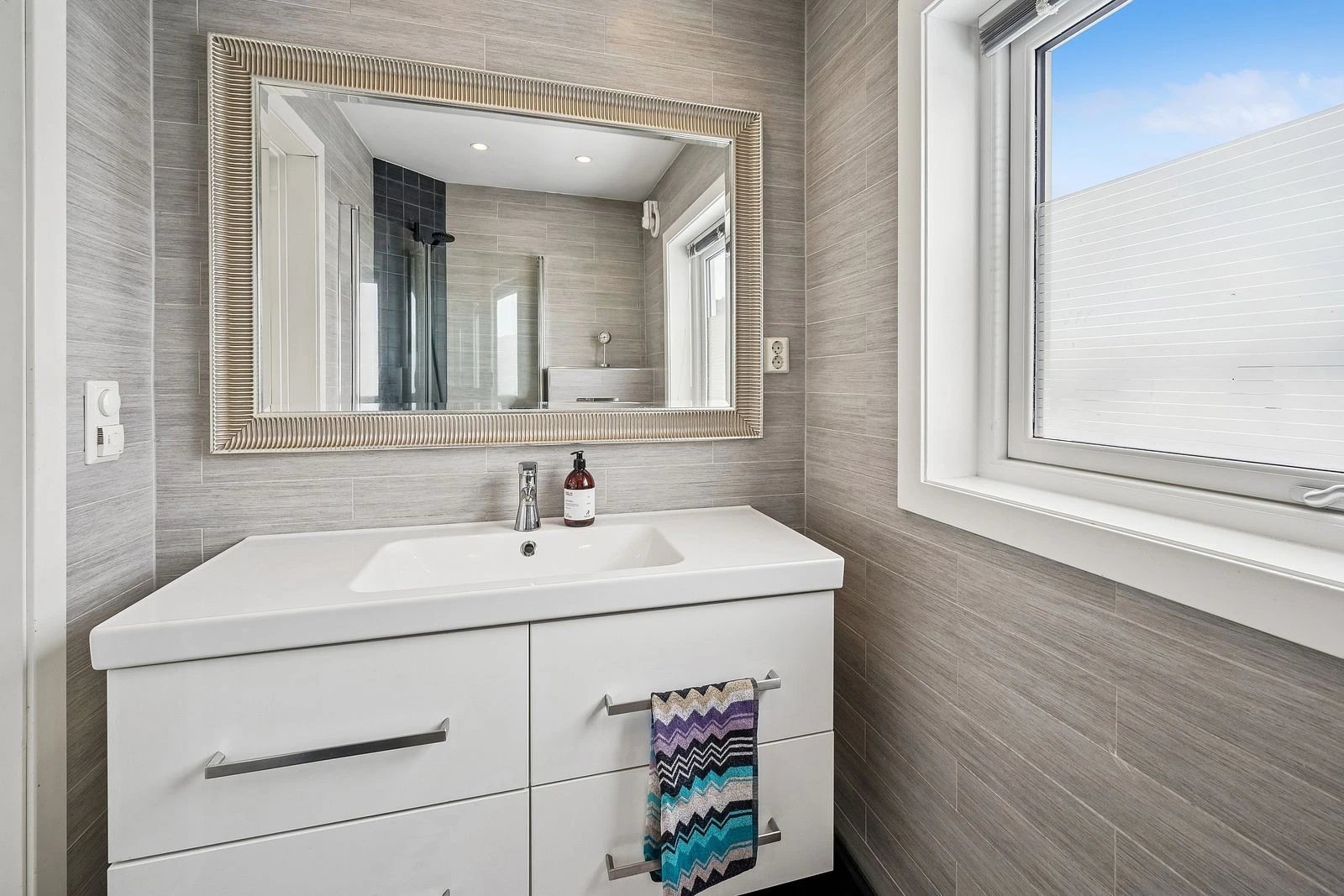 Tidløst fargevalg på baderommet.