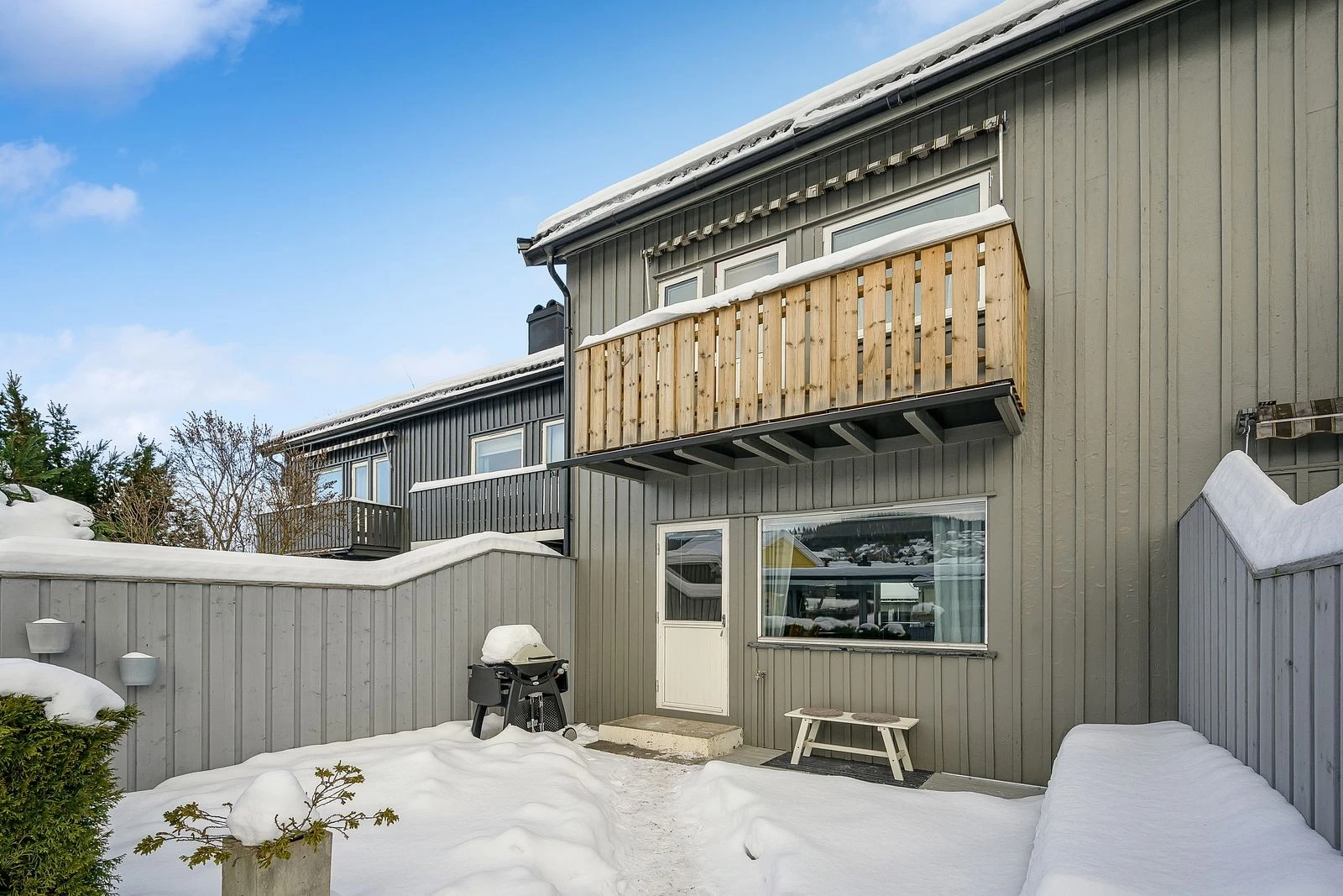 Uteområdene måler totalt 28 kvm. og gir gode muligheter for ulike utemøbler.