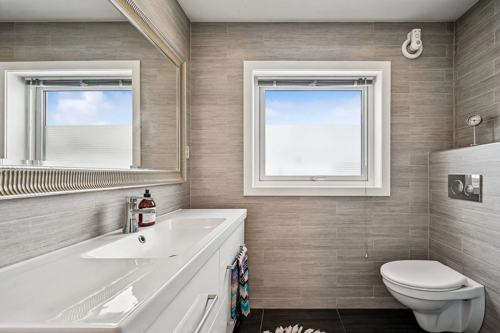 Badet ble renovert i 2014 og er av god standard med bla. vegghengt toalett og pene fliser med varmekabler.