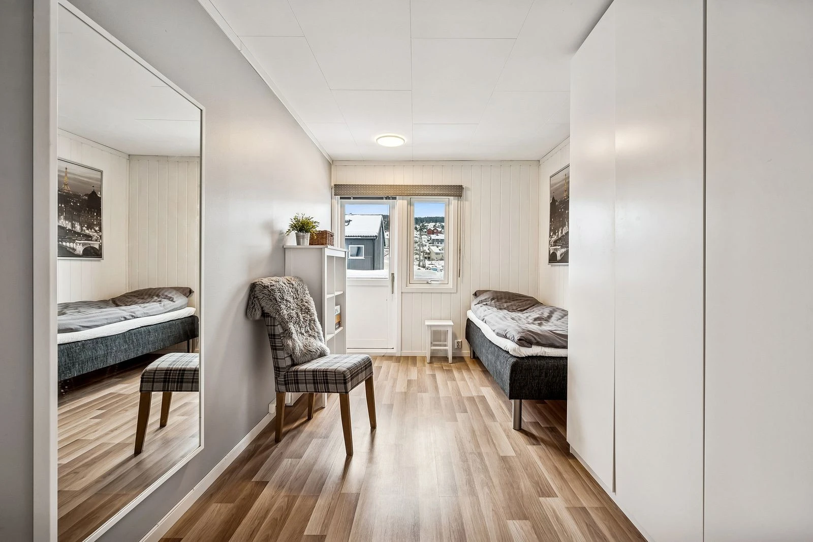 Soverom 2 - Romslig soverom med direkte utgang til boligens balkong i 2. etasje.