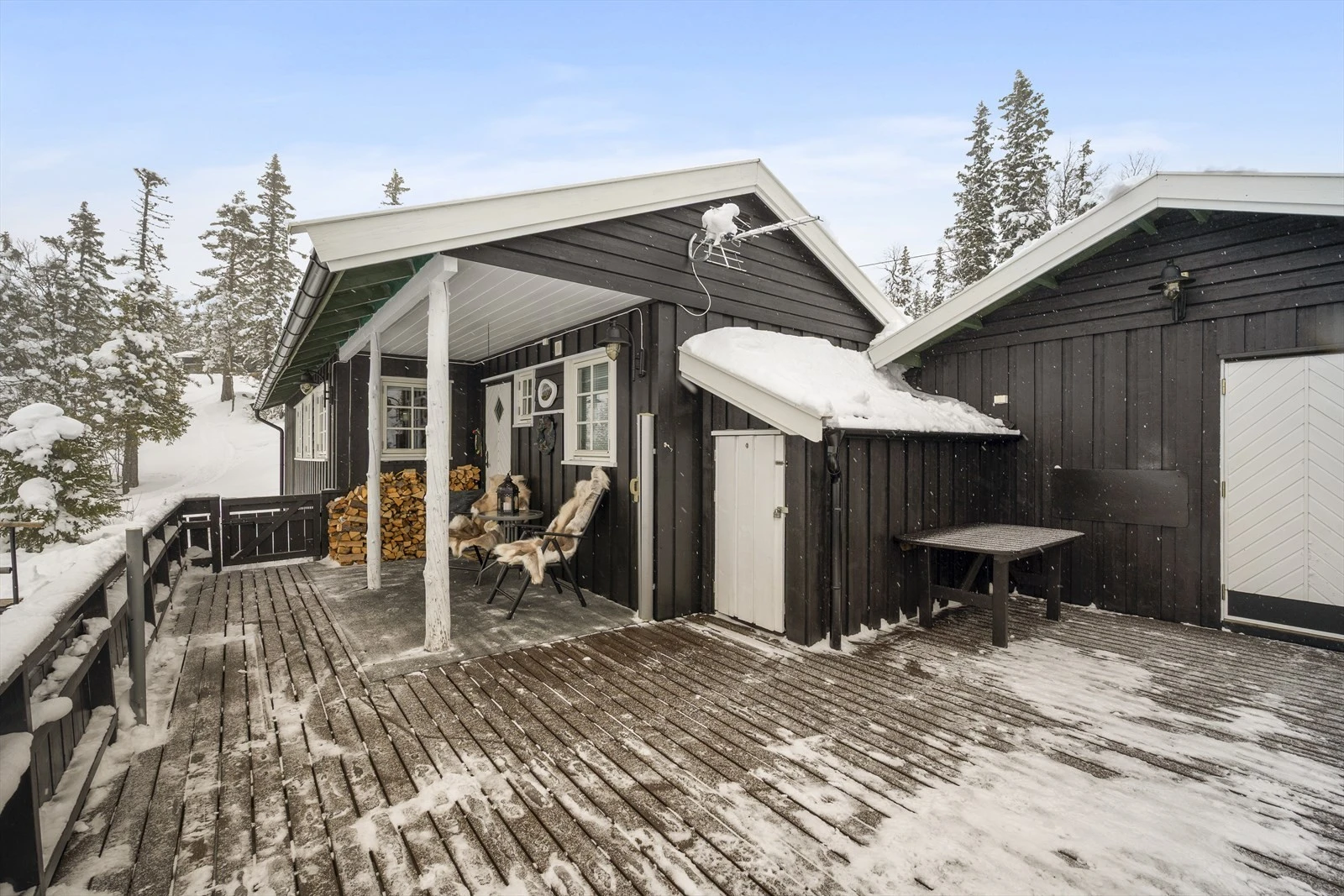 Stor og solrik terrasse på ca. 37 m² - perfekt for utemøbler og grilling.