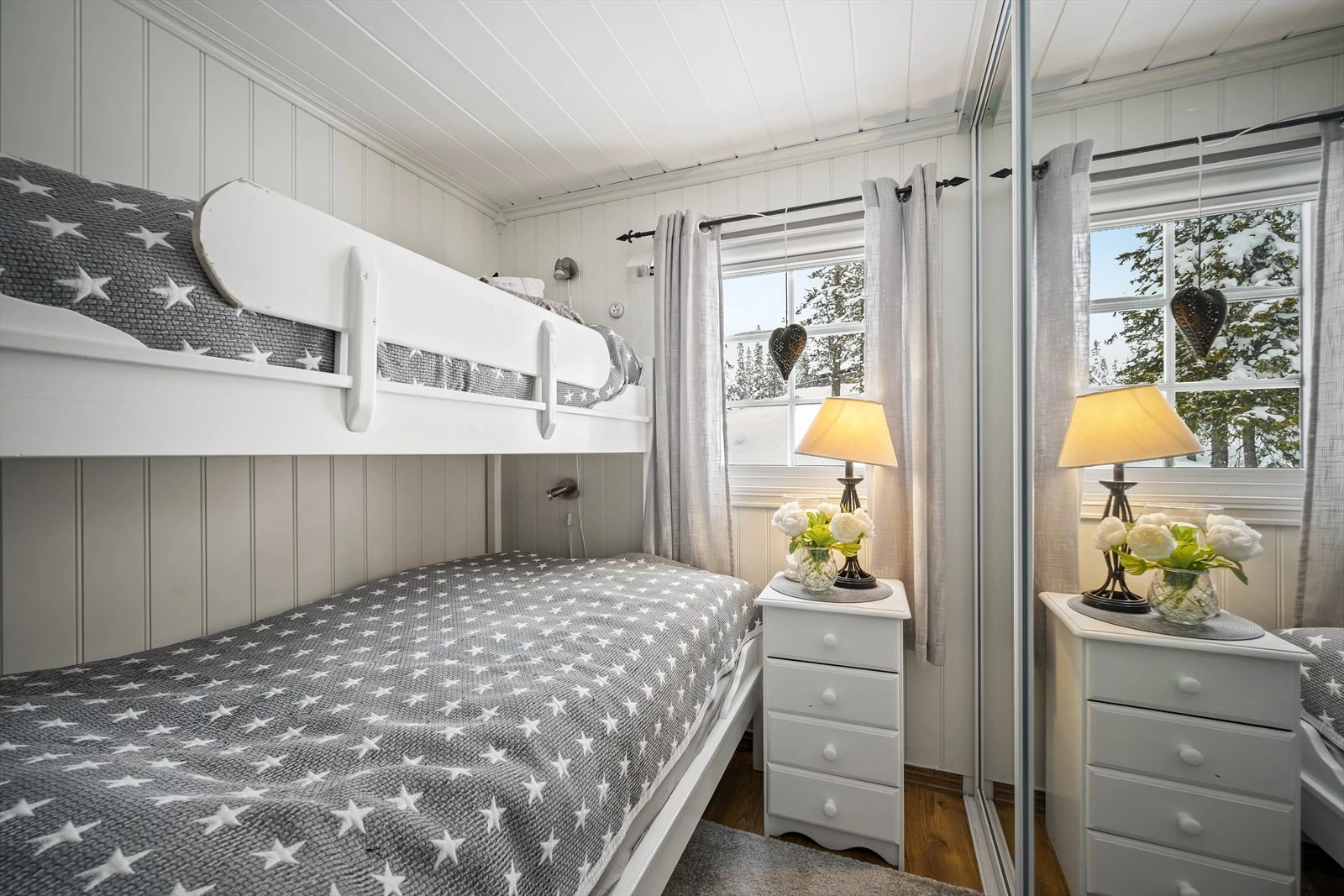 Hvert soverom har vinduer som slipper inn naturlig lys.