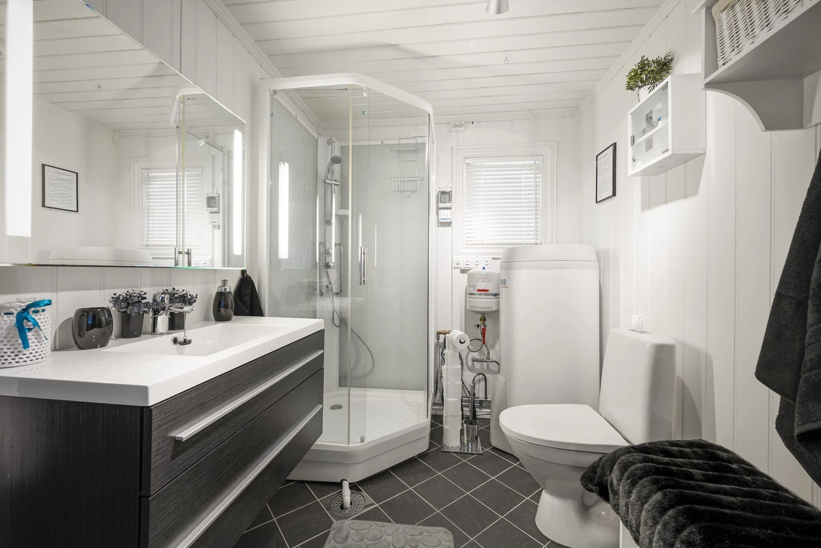 Bad-/vaskerom oppgradert i 2018/2019 med moderne innredning.