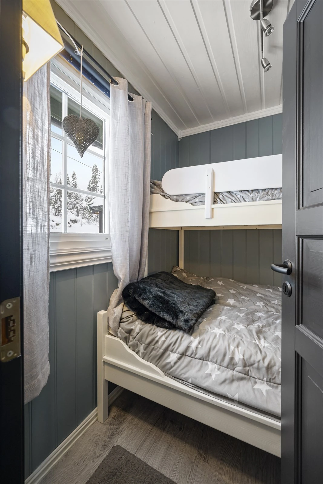 Hytta har tre romslige soverom med gode oppbevaringsmuligheter.