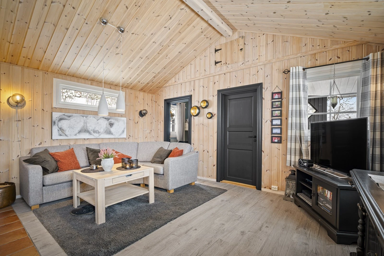 Hyggelig oppholdsrom med utsikt mot fjell og natur.