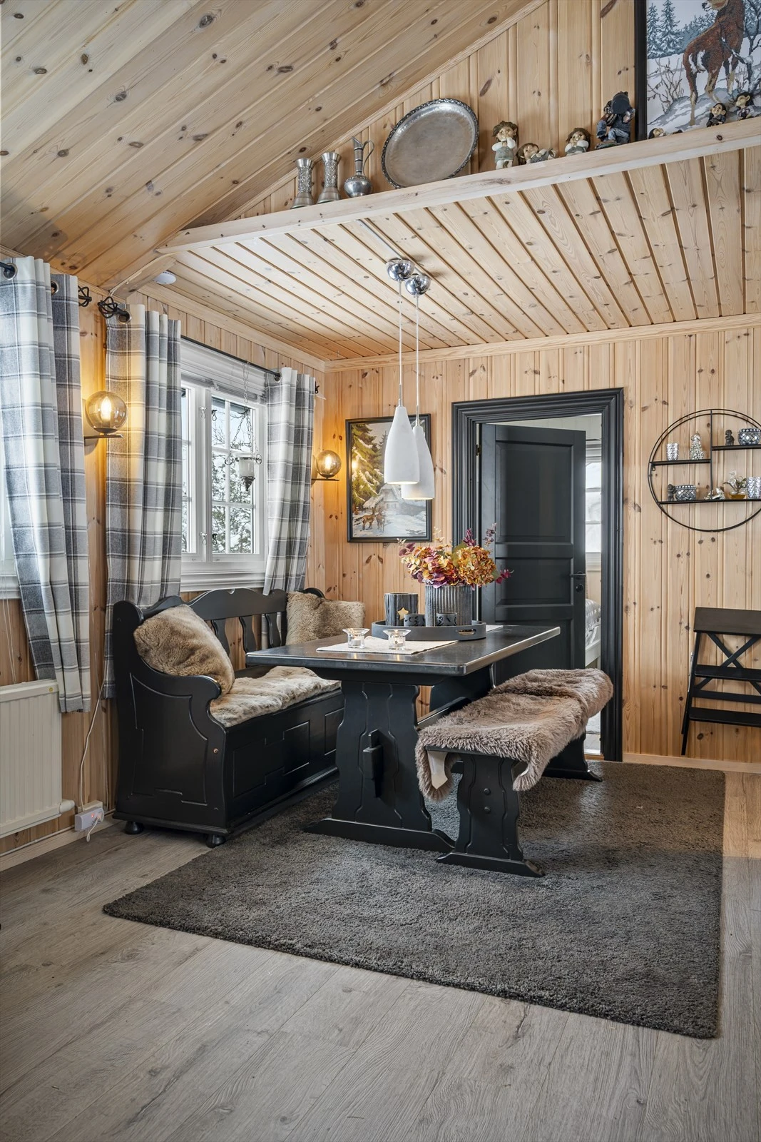 Samlingspunktet i hytta, hvor måltider og gode samtaler står i fokus.