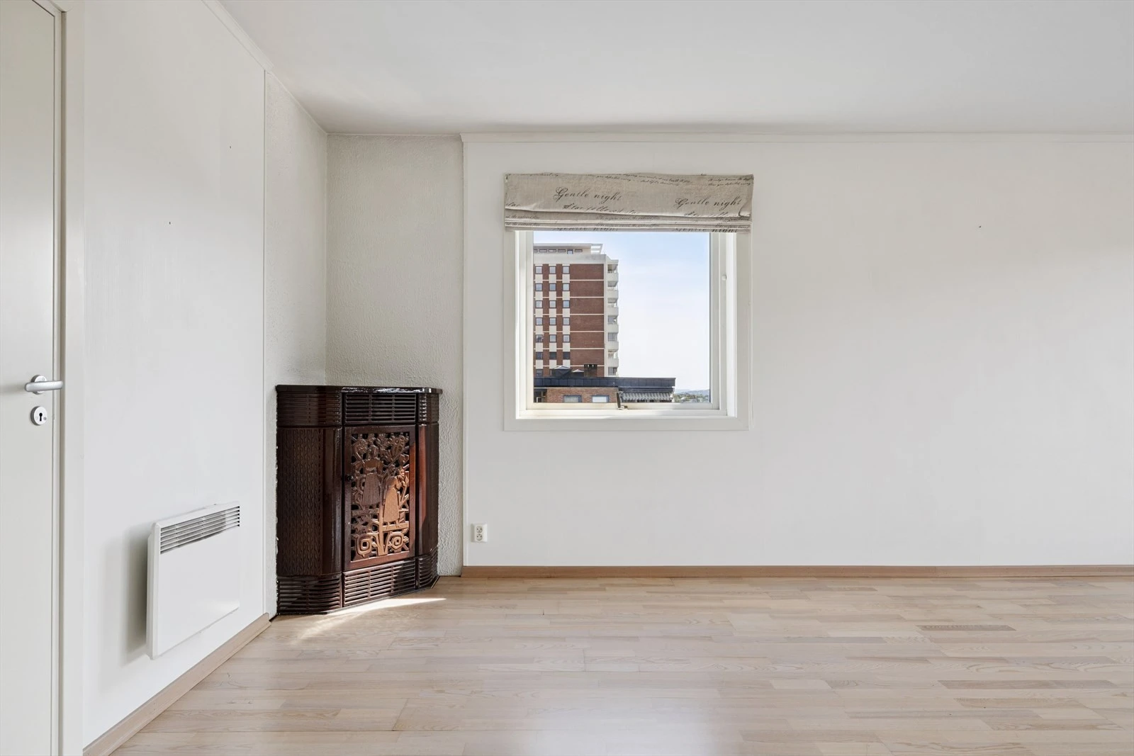 Stuen har peisovn tilknyttet teglsteinspipe.