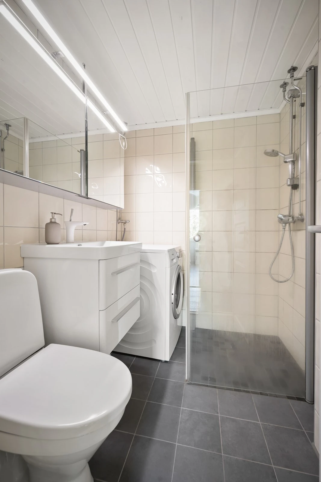 Pent baderom fra 2005, noe oppgradert i 2020.