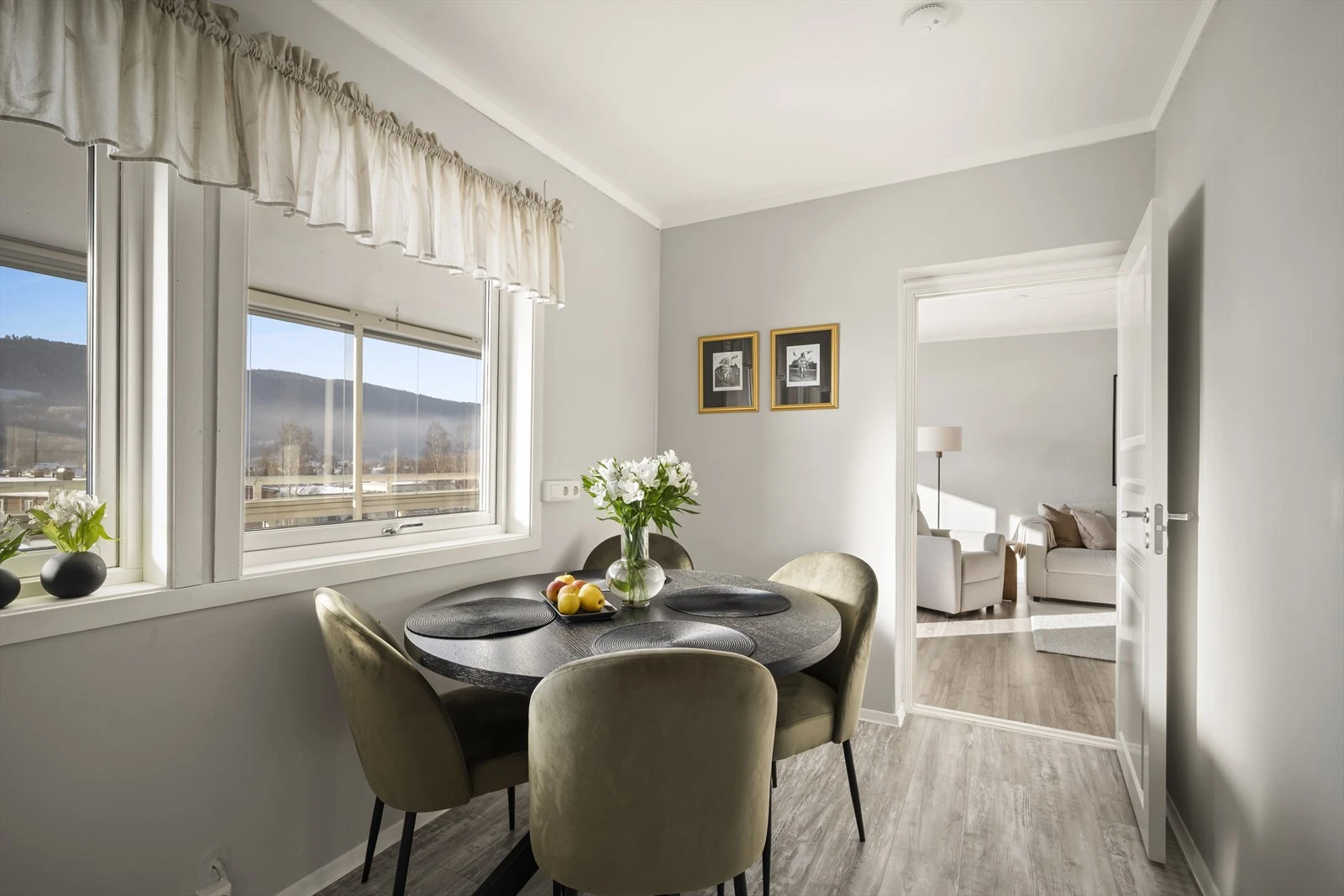 Kjøkkenet har god plass til spisemøbler!