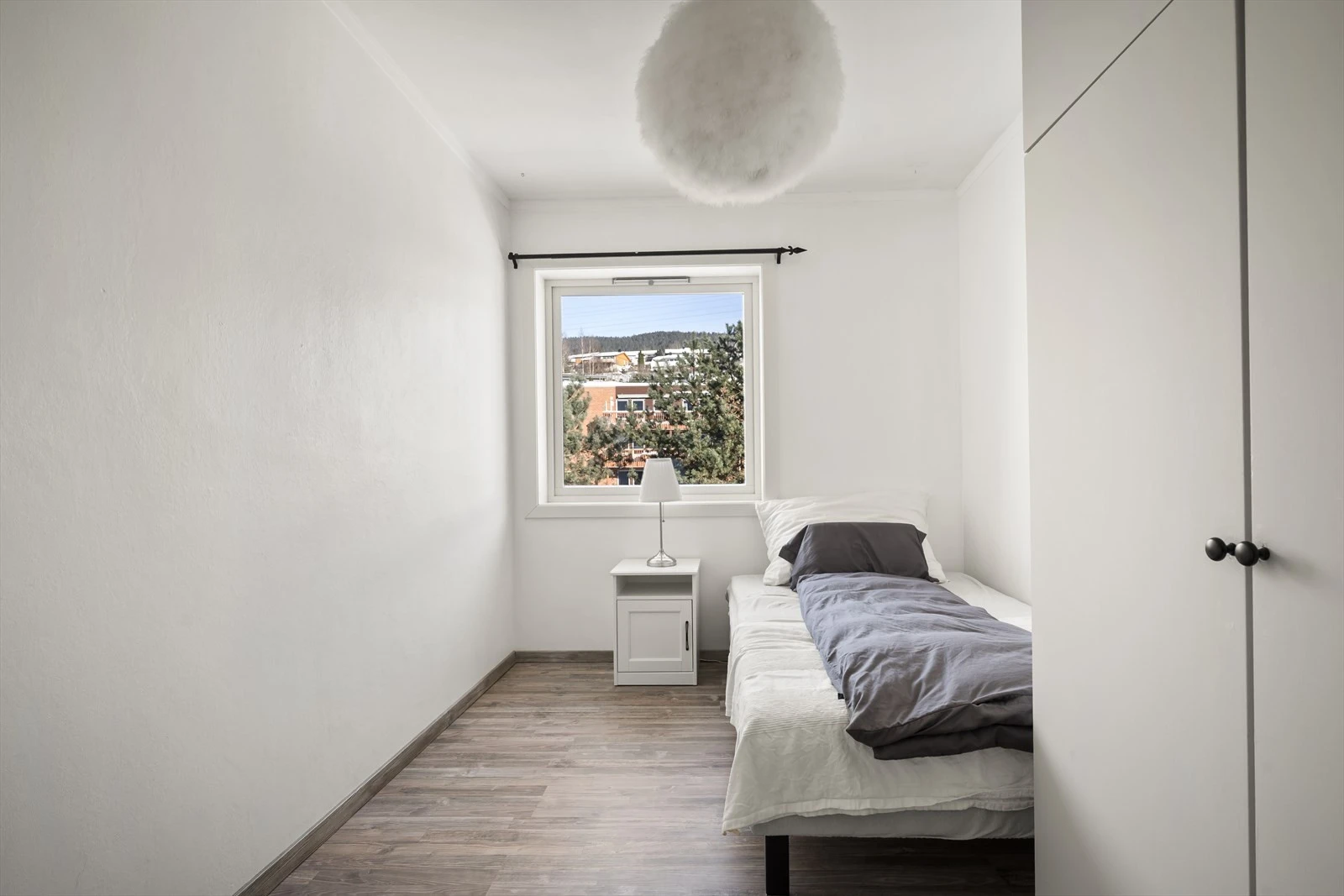 Soverom 2 - Flott gjesterom med god plass til steng, nattbord og garderobeskap.