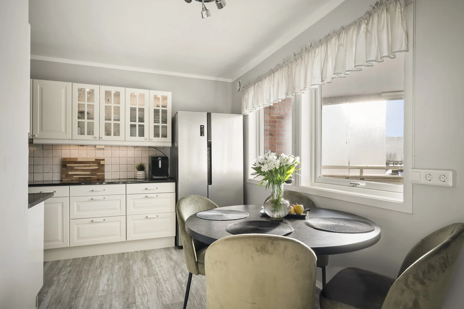 Separat kjøkken gir en hyggelig og funksjonell sone for matlaging.