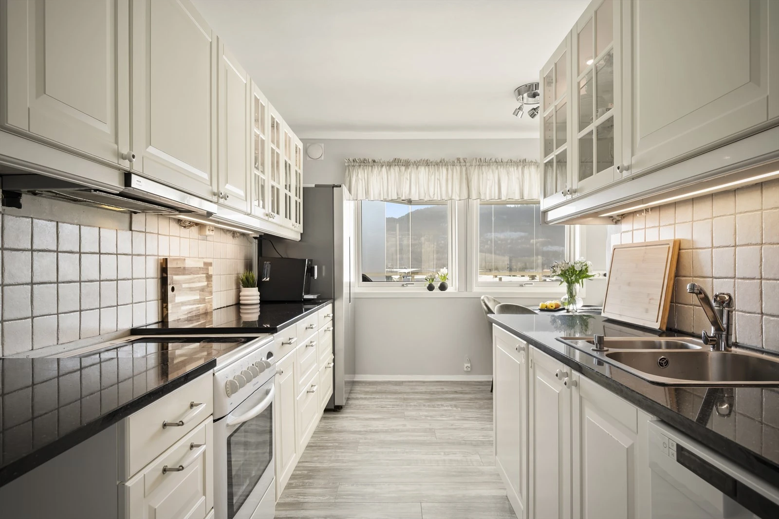 Praktisk og lys kjøkkeninnredning, hvitevarer medfølger.