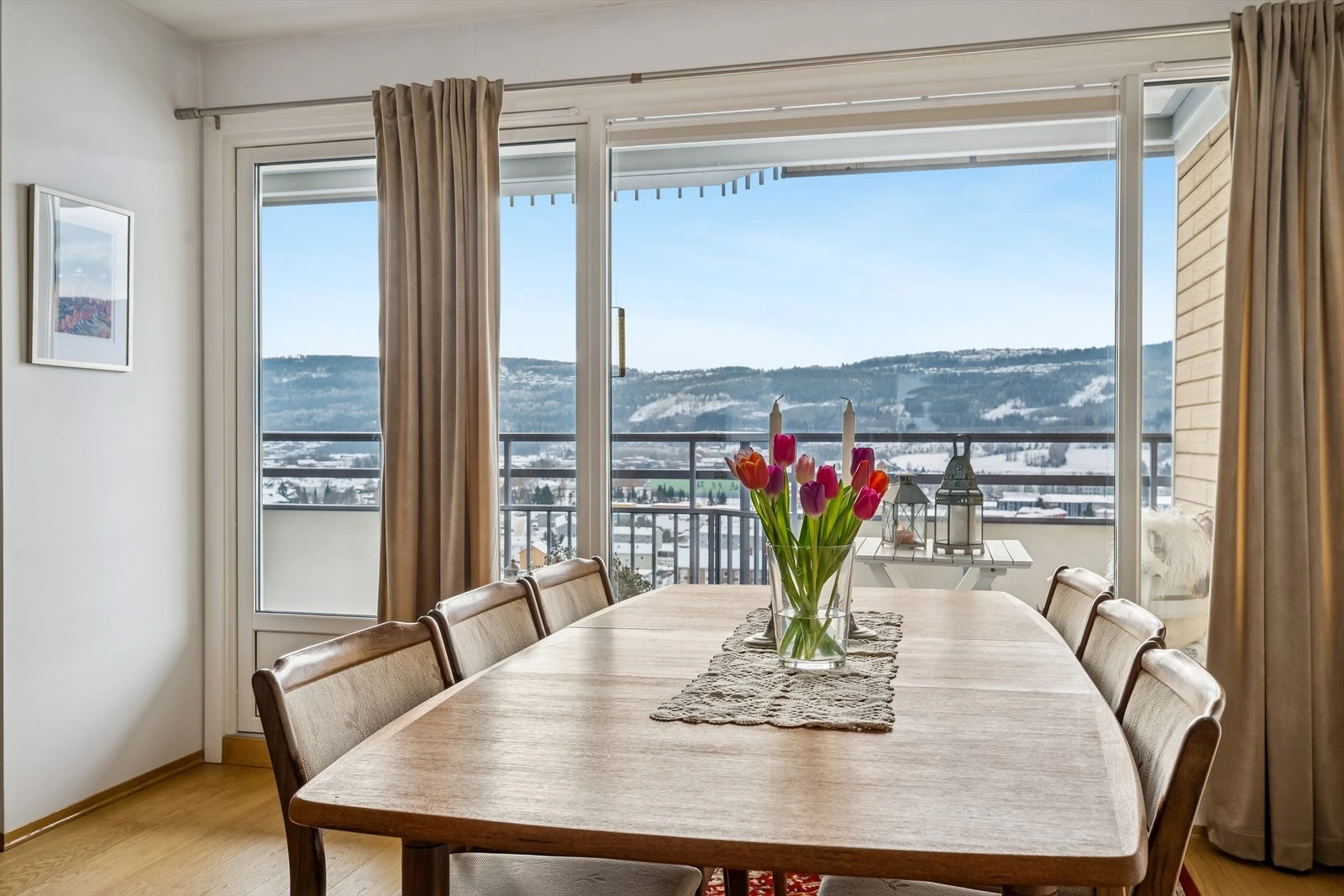 Spisestue i kombinasjon med flott utsikt = et hyggelig måltid!