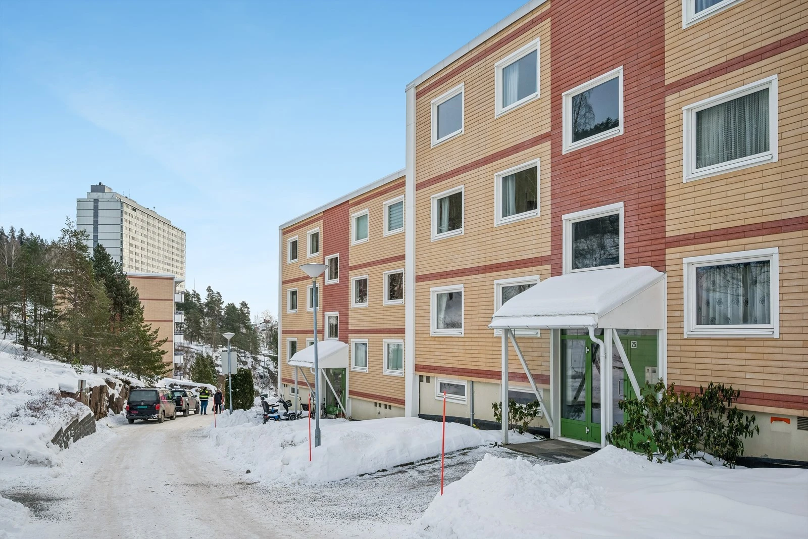 Inngangsparti - kun få trappetrinn opp til boligen