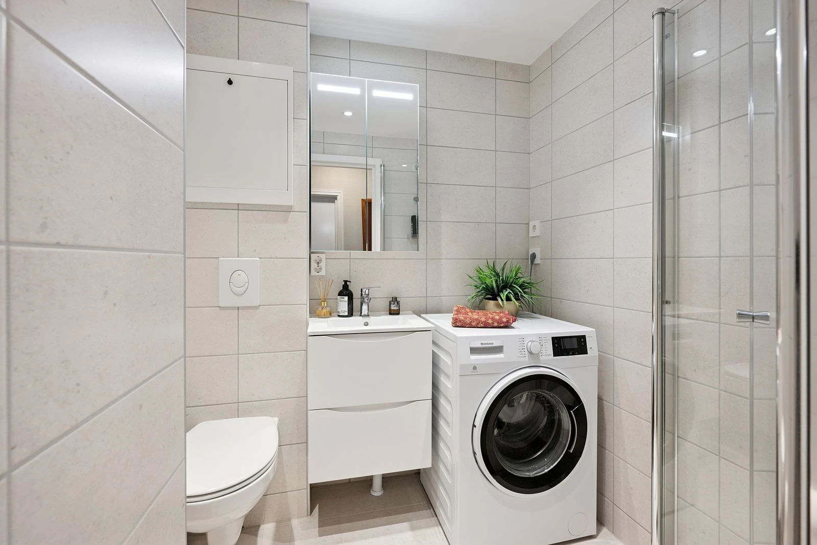 Delikat baderom (2024) med moderne fliser og innredning.