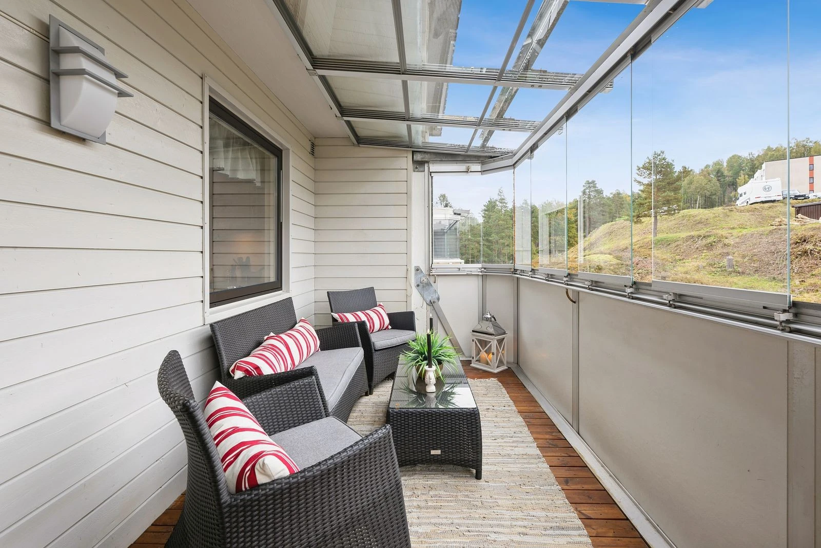 Innglasset balkong på 13,6 kvm - kan brukes store deler av året.