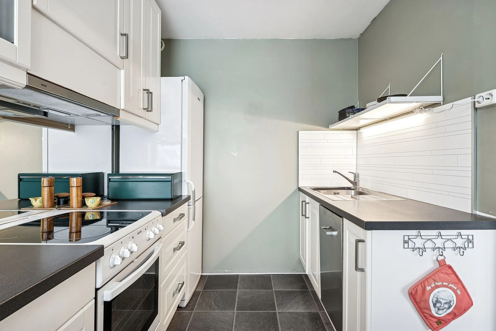 Funksjonelt kjøkken med rikelig skapplass og arbeidsflater.