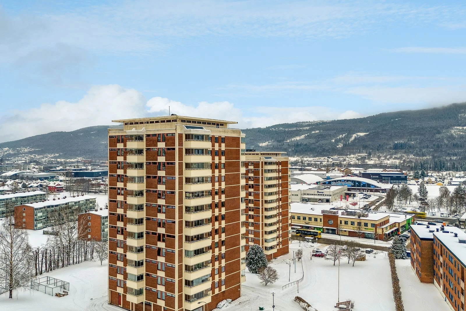 Kort vei til sentrum med butikker, restauranter og kulturtilbud.