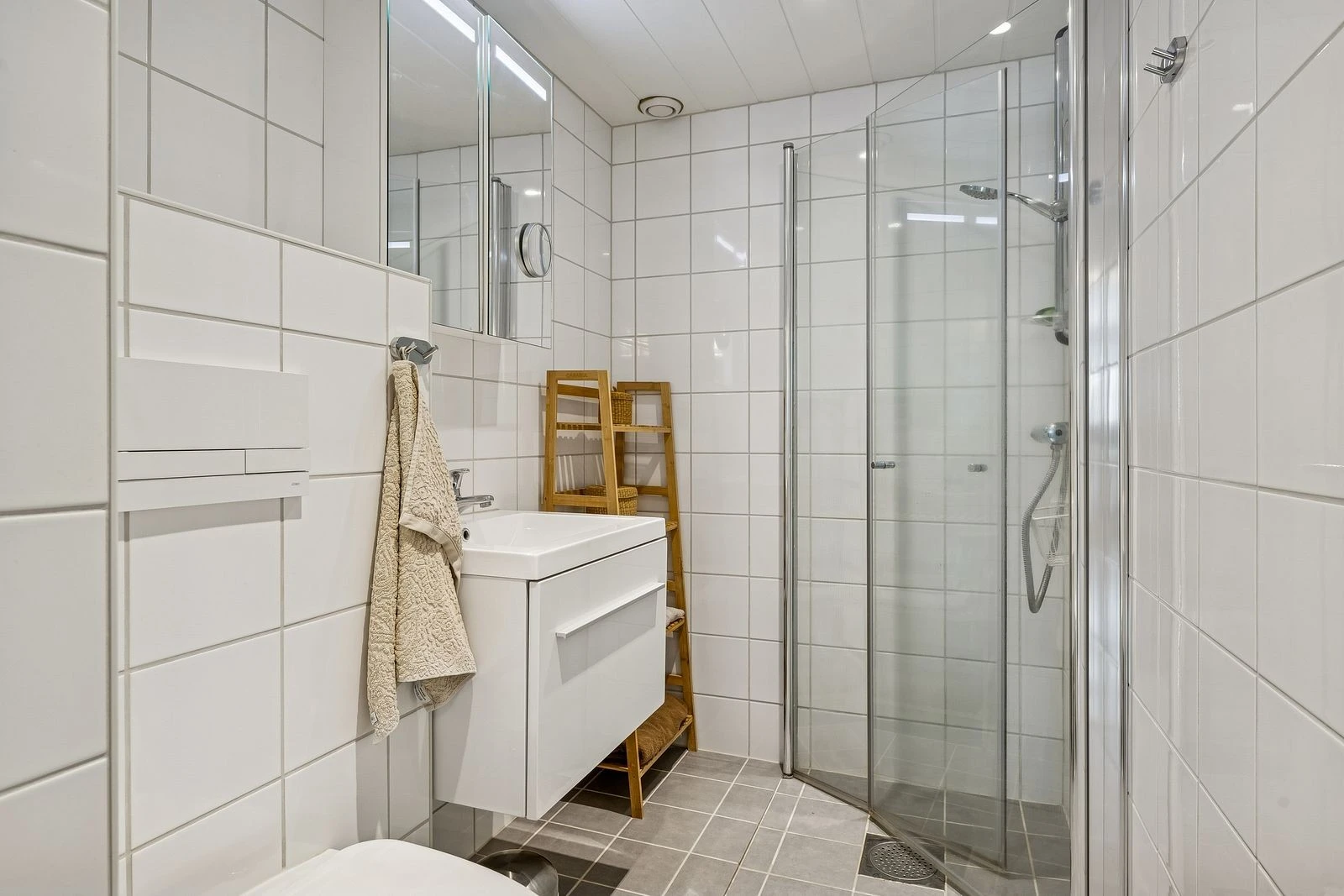 Oppgradert bad/vaskerom med flislagte overflater og gulvvarme.