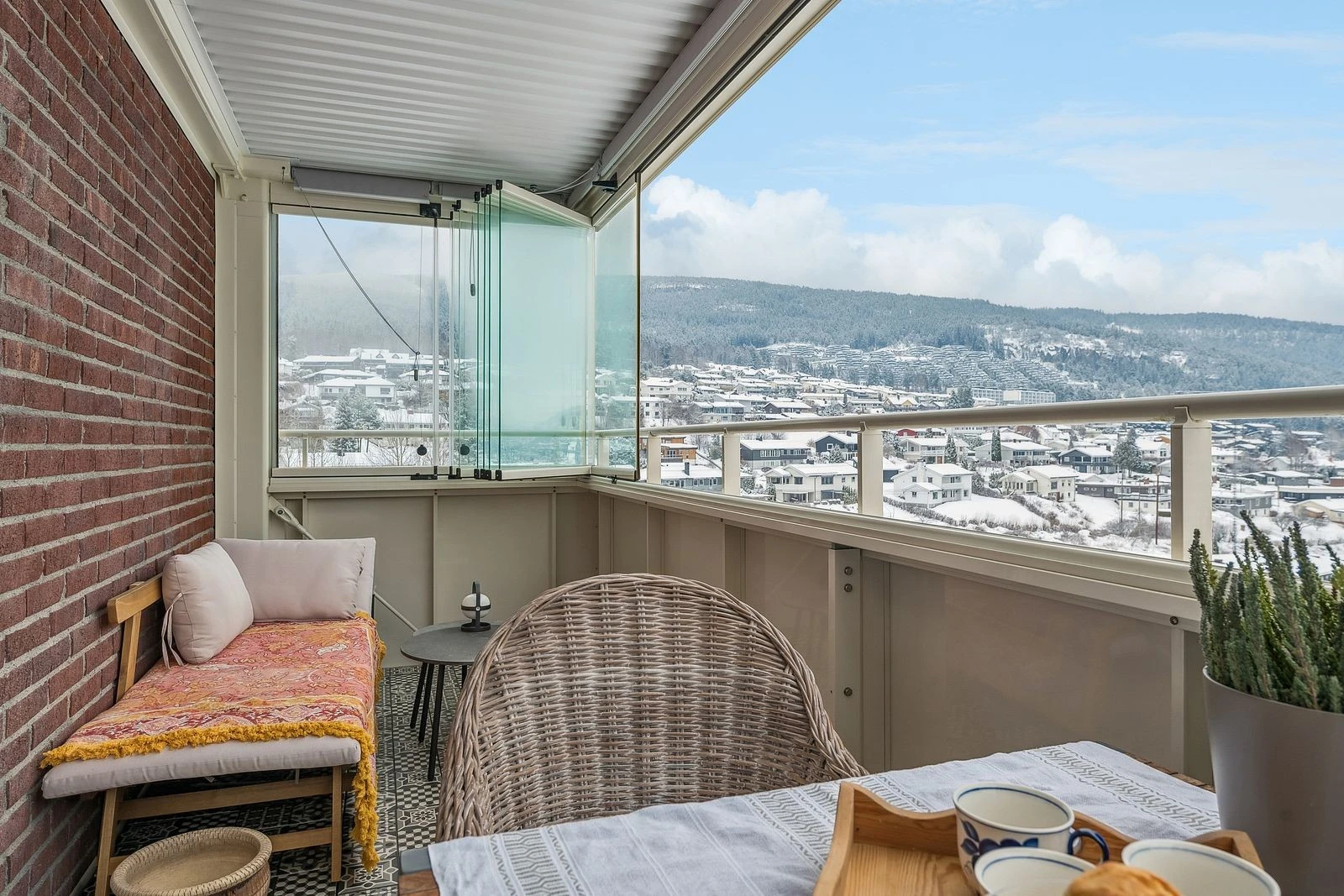 Balkongen gir luftig utsikt mot nærområdet og grøntområder.