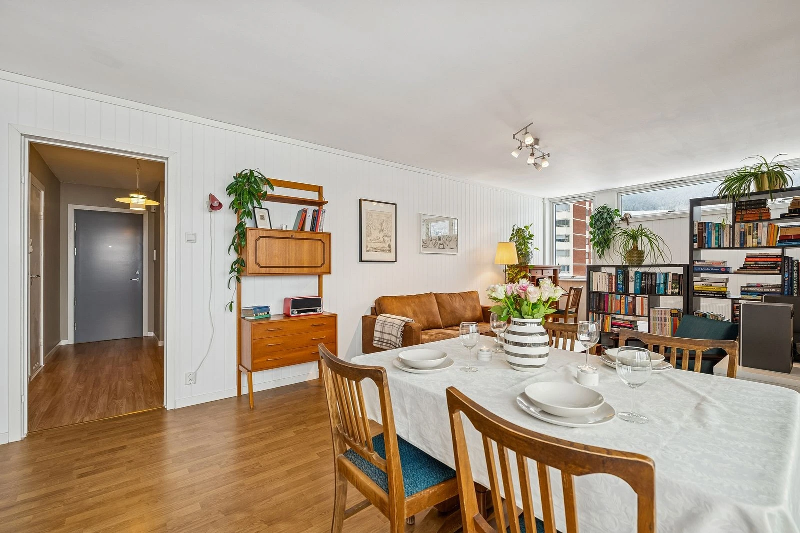 Plass til både spisestue og sofagruppe - fleksibel innredning.