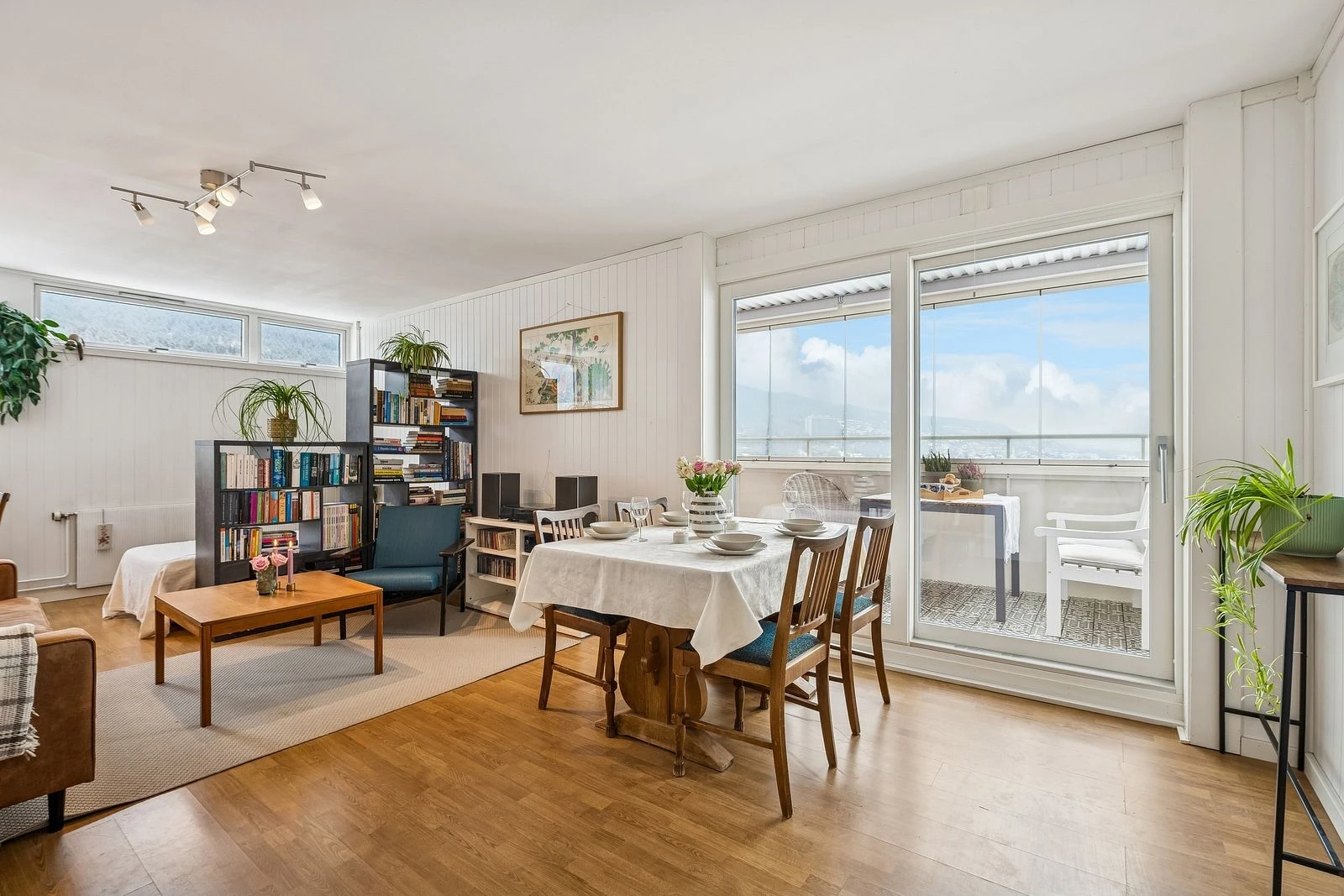 Åpen stue med fleksibel løsning - kan enkelt brukes som ekstra soverplass.