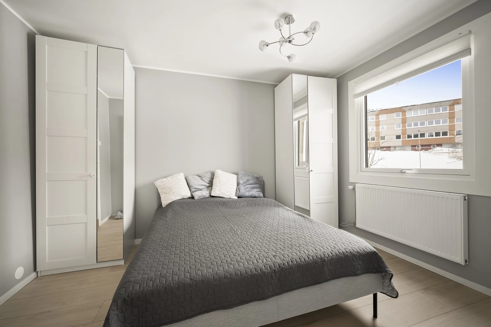 Romslig hovedsoverom med plass til dobbeltseng