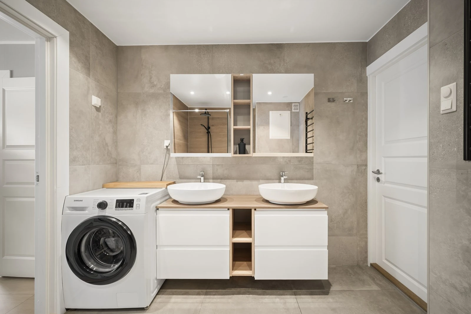 Eksklusivt preg med dobbel servant og god oppbevaringsplass.